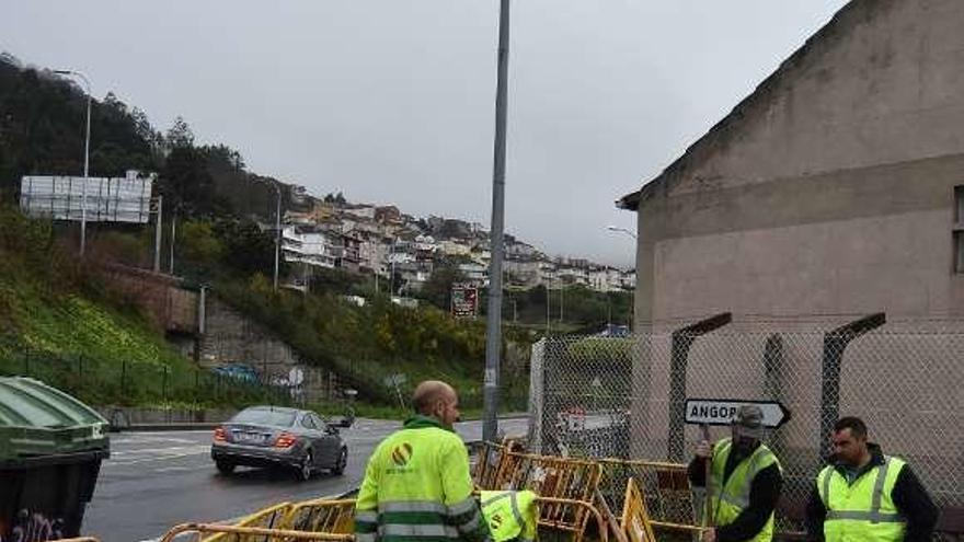 Los operarios trabajan en la instalación del semáforo, ayer. // FdV