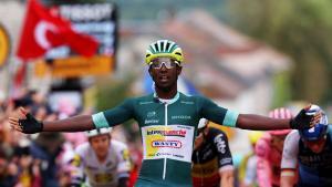 El ciclista eritreo Biniam Girmay celebra su triunfo de etapa este sábado en el Tour.
