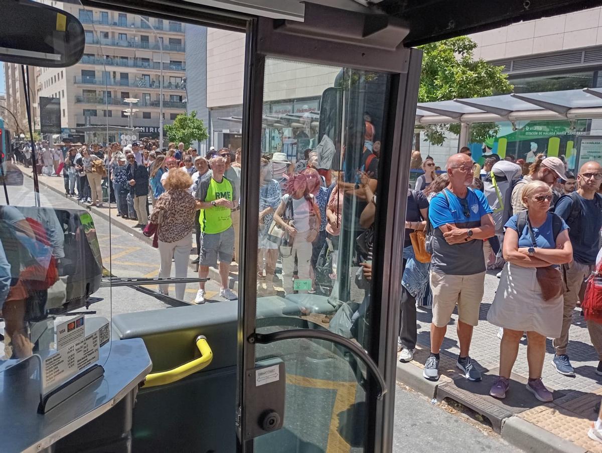 Esperando el autobús en Vialia tras la suspensión de los servicios ferroviarios.