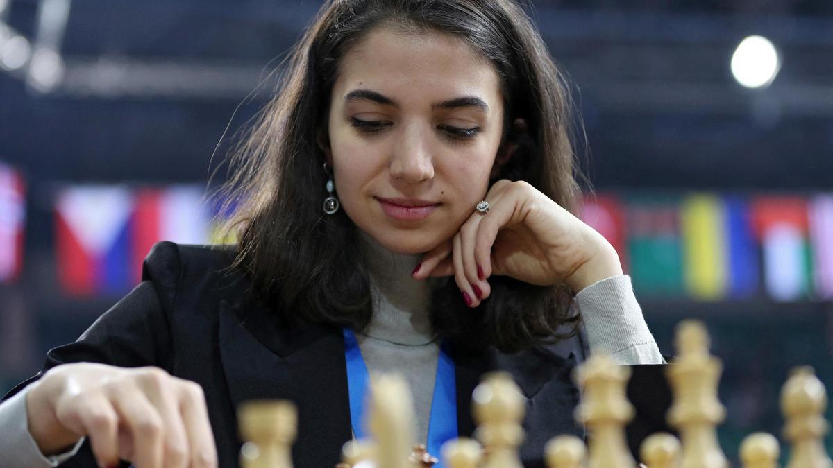 Sara Khadem, la ajedrecista iraní durante el campeonato en el que jugó sin velo.