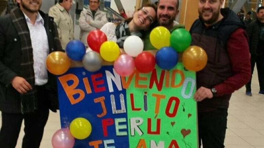 Julio y su pareja, con su abogado y un amigo, tras la llegada. // Cedida