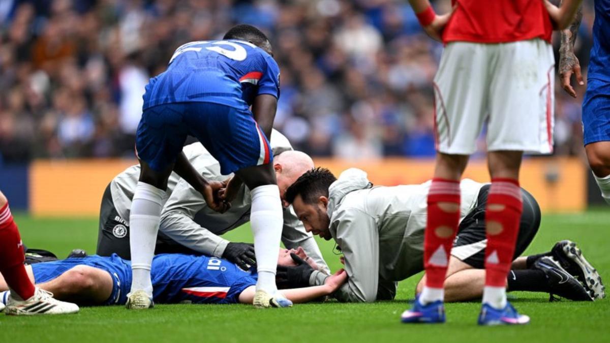Jesse Derry, en su debut con el Chelsea, abandona el terreno de juego conmocionado