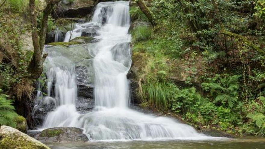 Una imagen del salto de agua conocido como O Picho y sito en la parroquia estradense de Curantes.