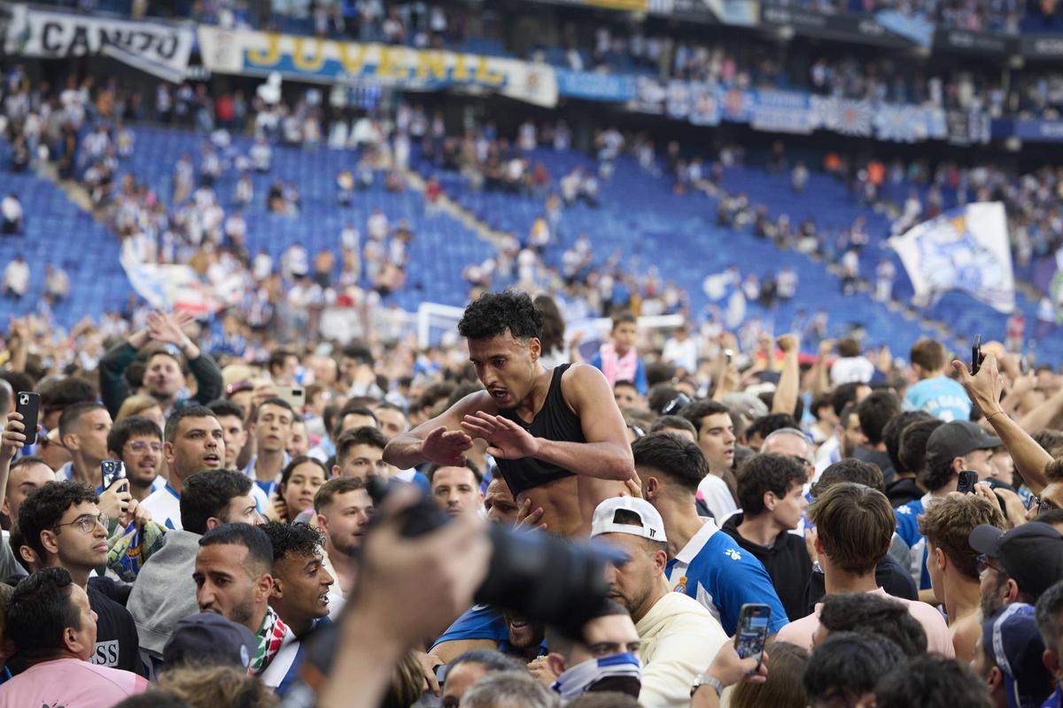 Omar celebrando la permanencia en el RCDE Stadium