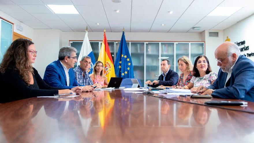 Los asistentes a la reunión, ayer en Gran Canaria; el resto siguió el encuentro desde Tenerife por videoconferencia.