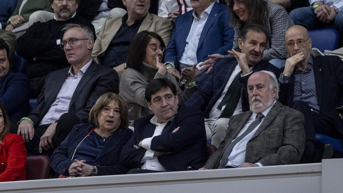 Reynaldo Benito, entre Tomasa Hernández y Chemi Sierra, en el palco del Príncipe Felipe.