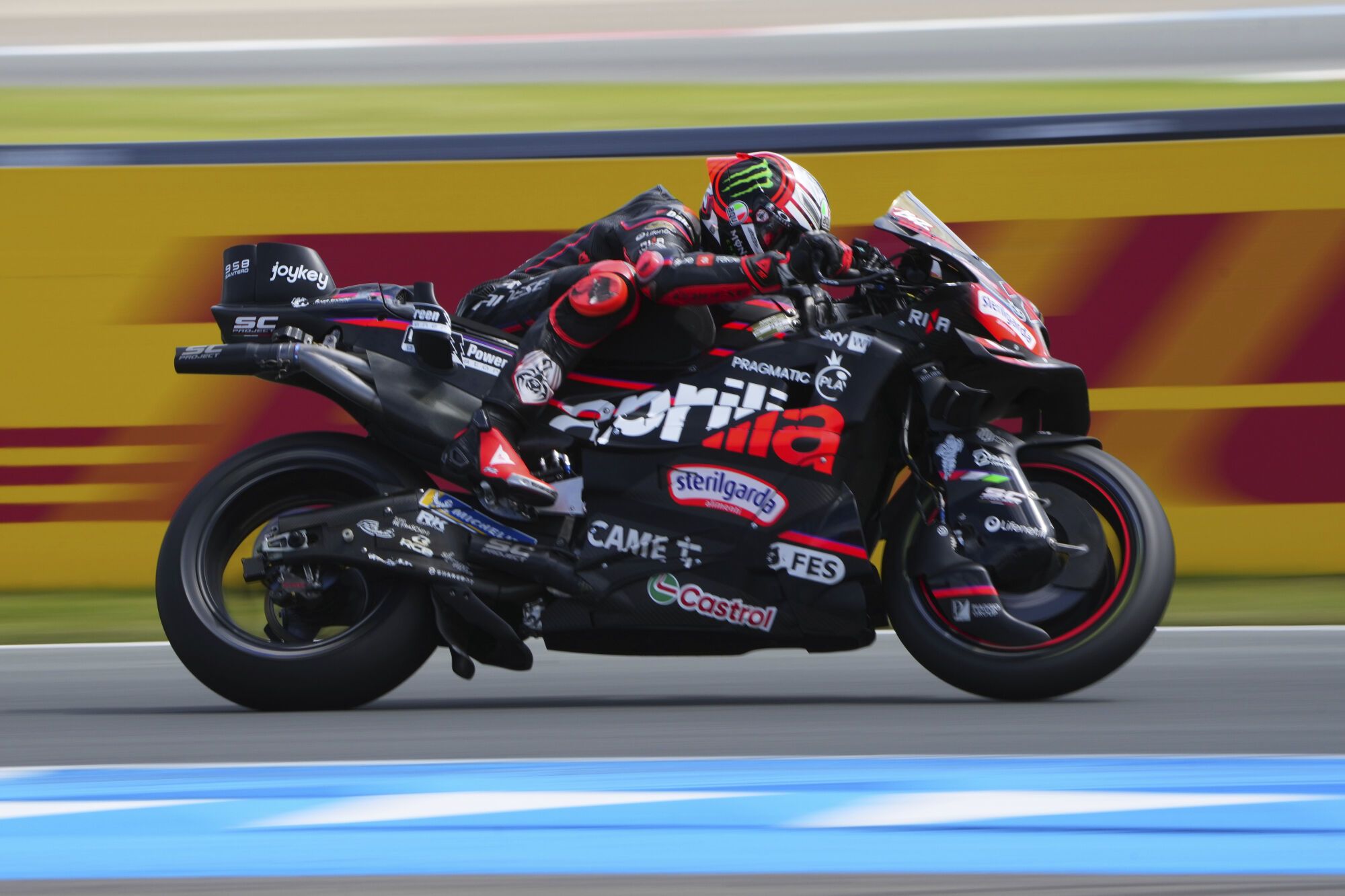 Italian rider Marco Bezzecchi of the Aprilia Racing steers his motorcycle during the MotoGP race at the Grand Prix of the Netherlands at the TT Circuit in Assen, northern Netherlands, Sunday, June 29, 2025. (AP Photo/Peter Dejong) Associated Press/LaPresse. EDITORIAL USE ONLY/ONLY ITALY AND SPAIN
