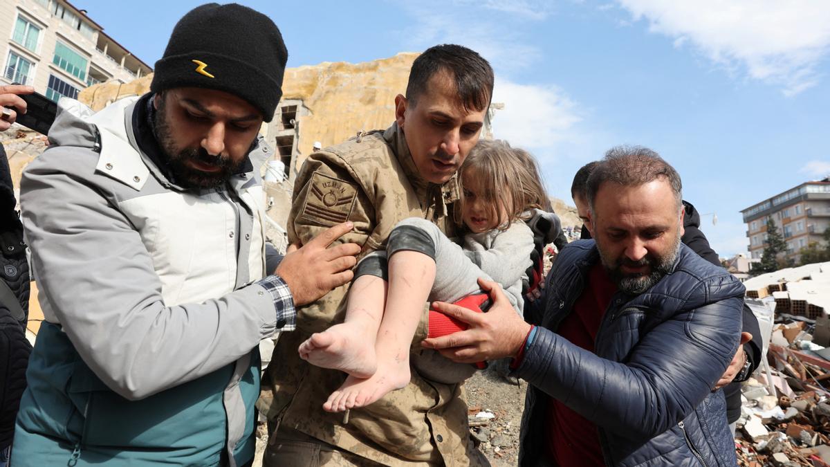 Muhammet Ruzgar, de 5 años, es rescatado de un edificio dañado, tras el terremoto en Hatay, Turquía.