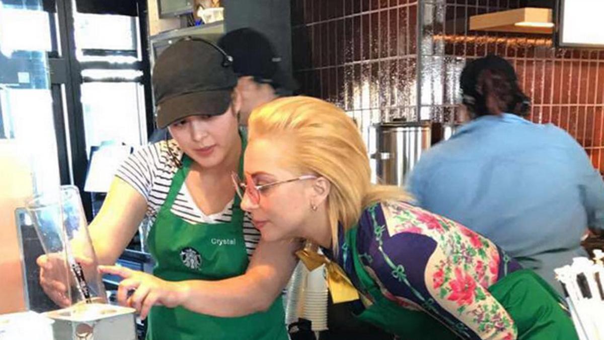 Lady Gaga se cuelga el delantal de Starbucks