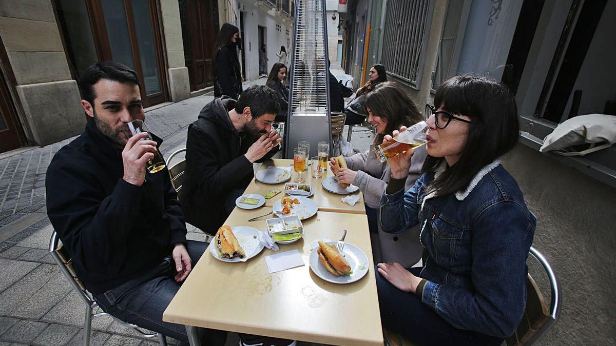 Llenazo en el  primer fin de semana con terrazas tras un mes de espera | EDUARDO RIPOLL 