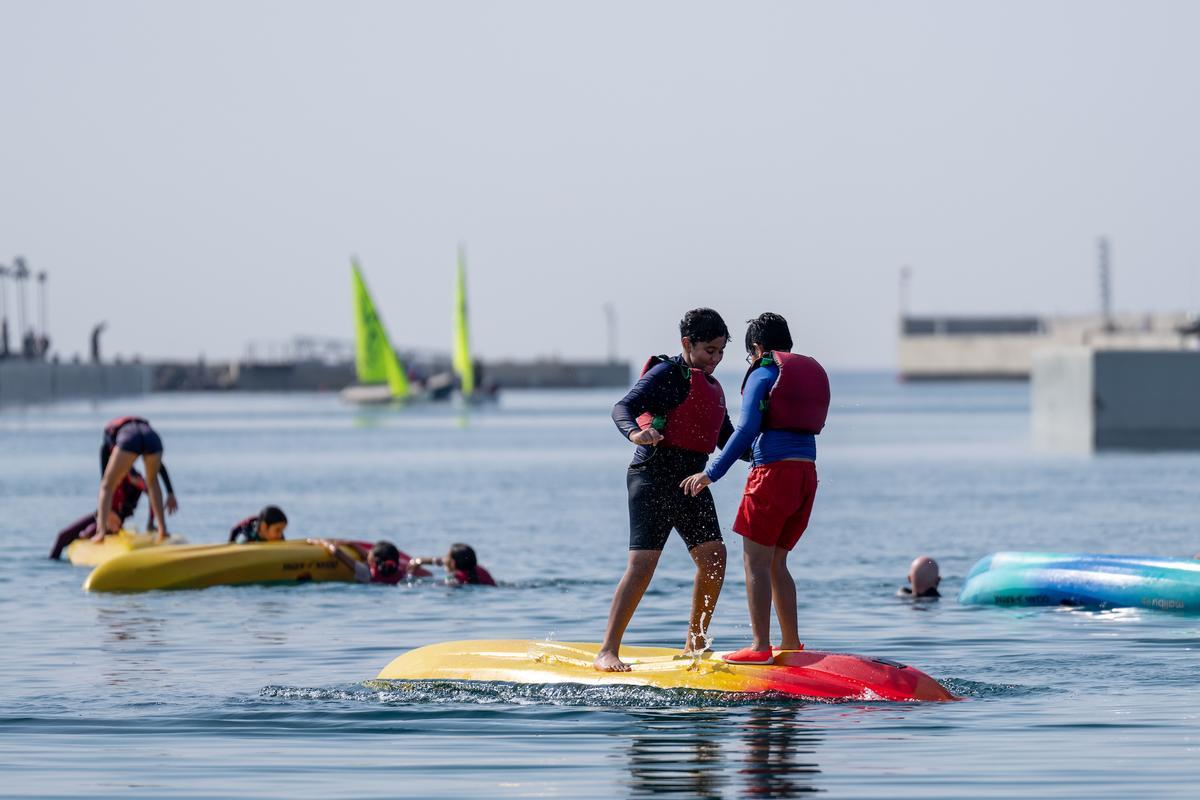 Unos niños en una clase de vela en el puerto saudí de Jeddah, donde se celebra la regata preliminar de la Copa América.