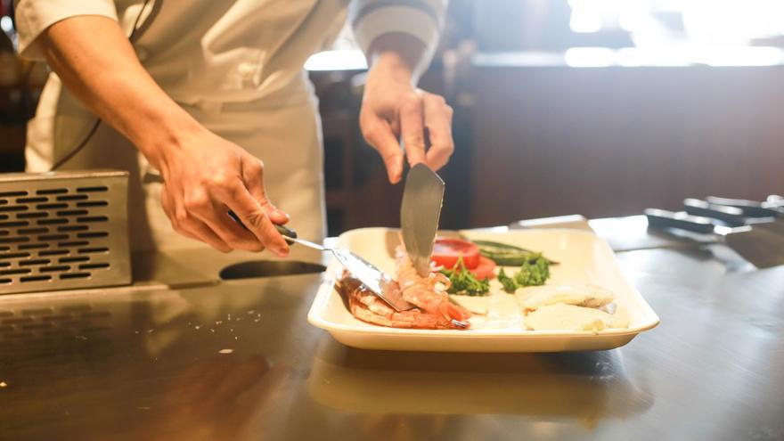 ¿Debería ser obligatoria la mascarilla para cocinar en restaurantes, y también en las casas?