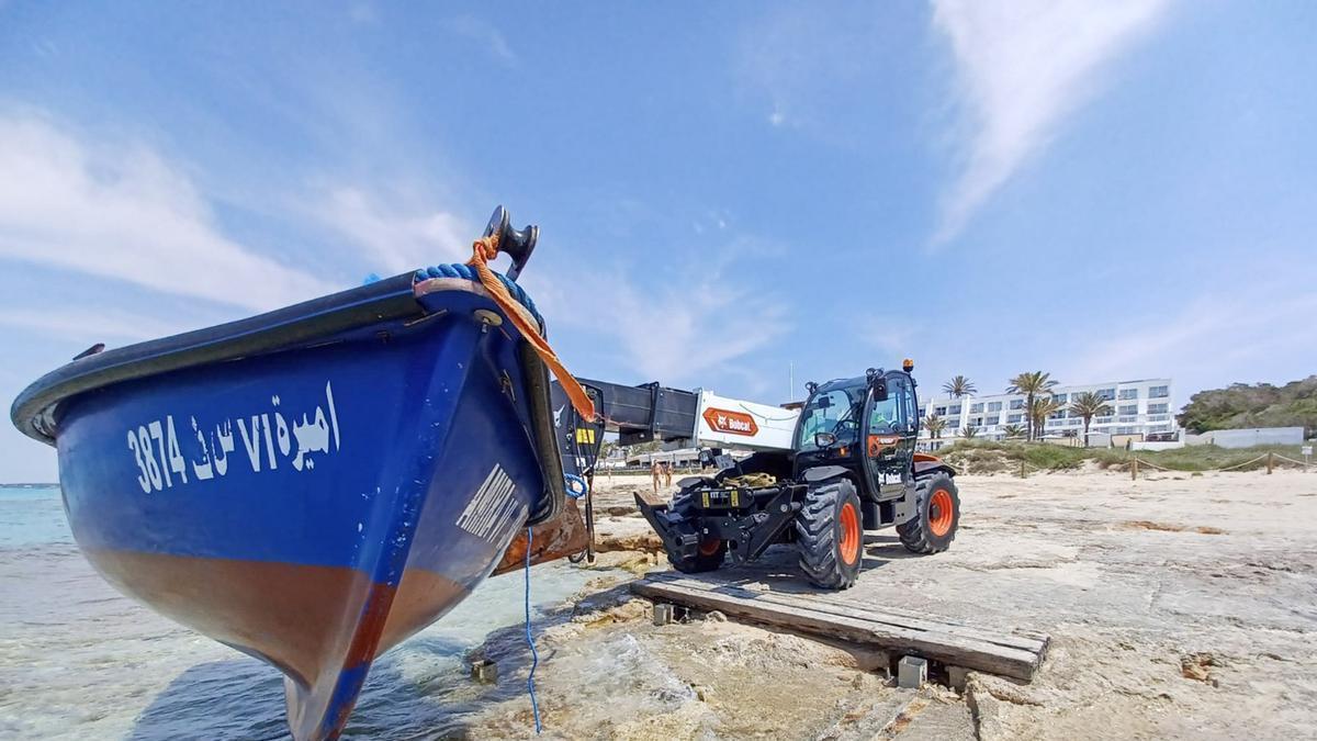 Imagen de archivo del momento en que reitran una patera en Formentera.