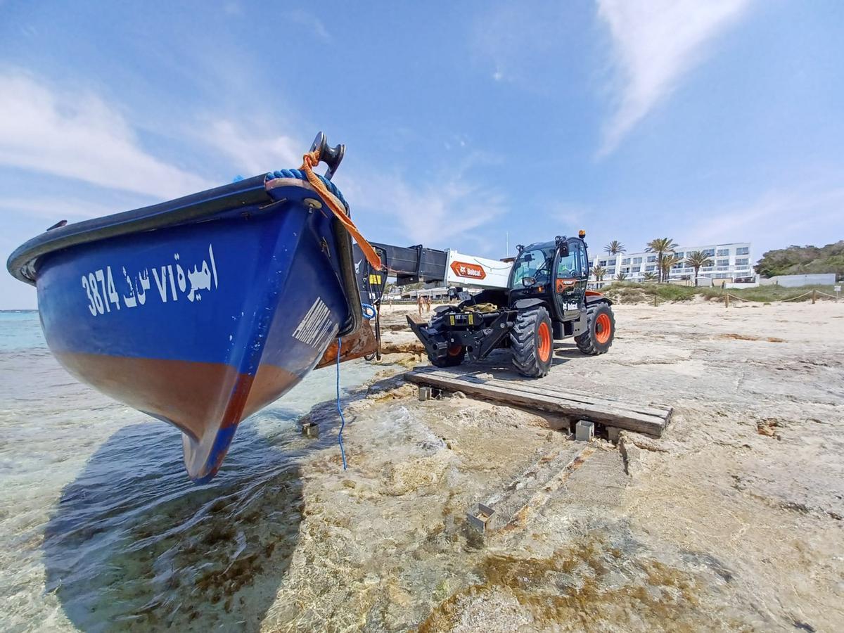 Retirada una patera en Formentera