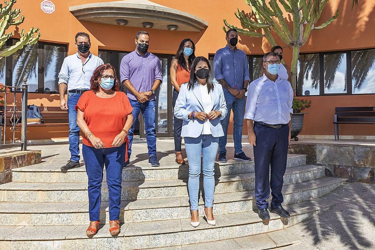 Foto de familia, ayer, del nuevo grupo de gobierno conformado por Partido Popular, PSOE y Nélida Padilla. | | FUSELLI