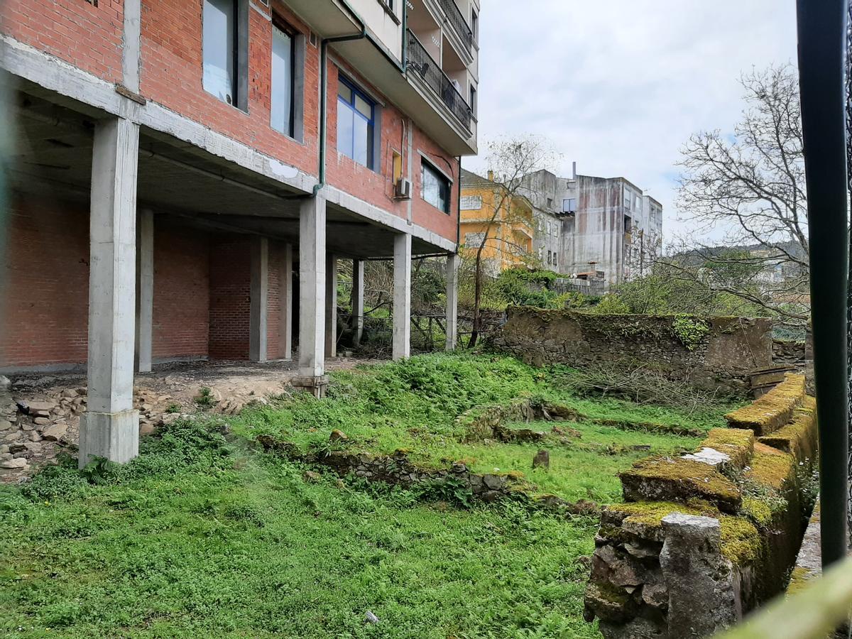 Los terrenos exteriores del bajo municipal.