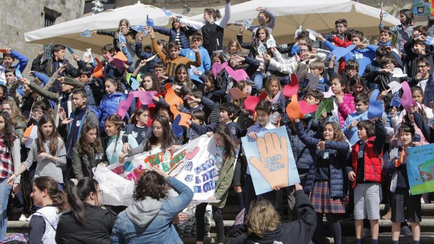 Marcha de alumnos con motivo de la Semana de Acción Mundial por la Educación, esta mañana en Santiago // Xoán Álvarez