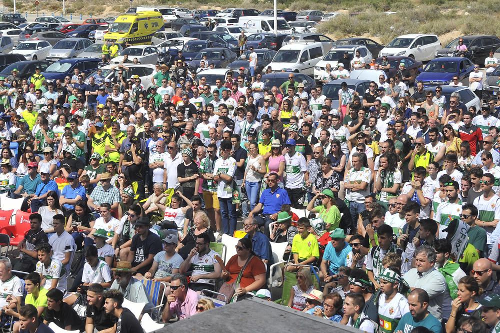 Unos mil aficionados ven el triunfo del Elche en pantalla gigante junto al estadio Martínez Valero