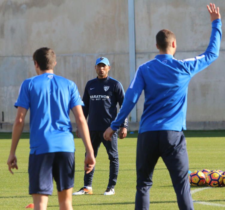 La primera plantilla, con la ausencia de Carlos Kameni y la visita del exmalaguista Juanmi, vuelve al trabajo tras las vacaciones de Navidad bajo las órdenes de Marcelo el ''Gato'' Romero.