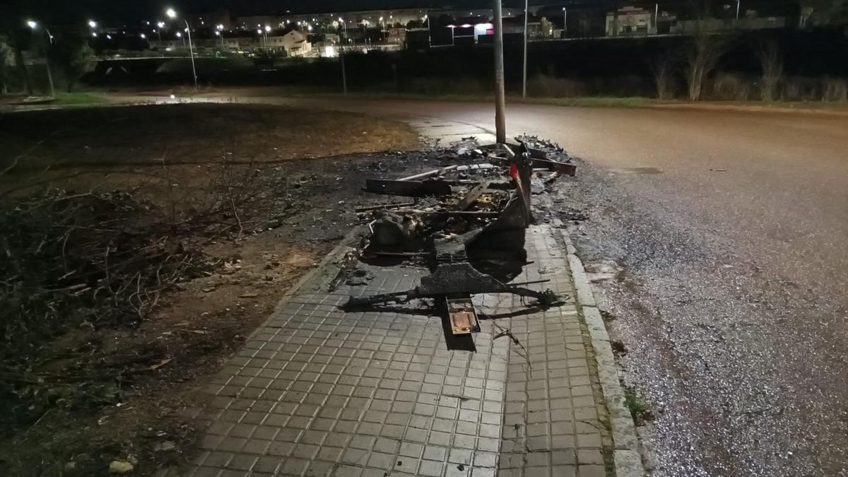 Los contenedores tras el incendio, completamente calcinados, en la calle Finlandia del Cerro de Reyes.
