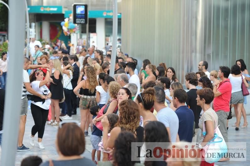 Los bailes latinos salen a la calle en Murcia