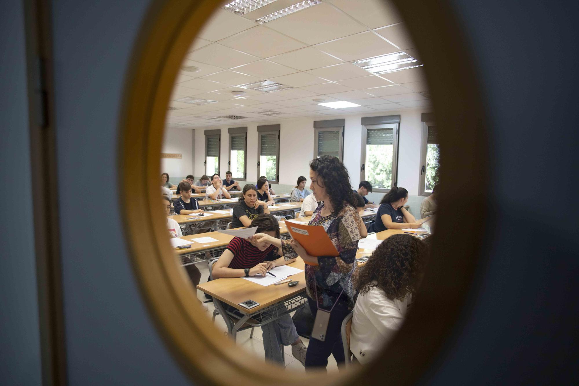 Alumnos de los institutos de la Costera y la Canal se enfrentan a los primeros exámenes de las PAU en Xàtiva