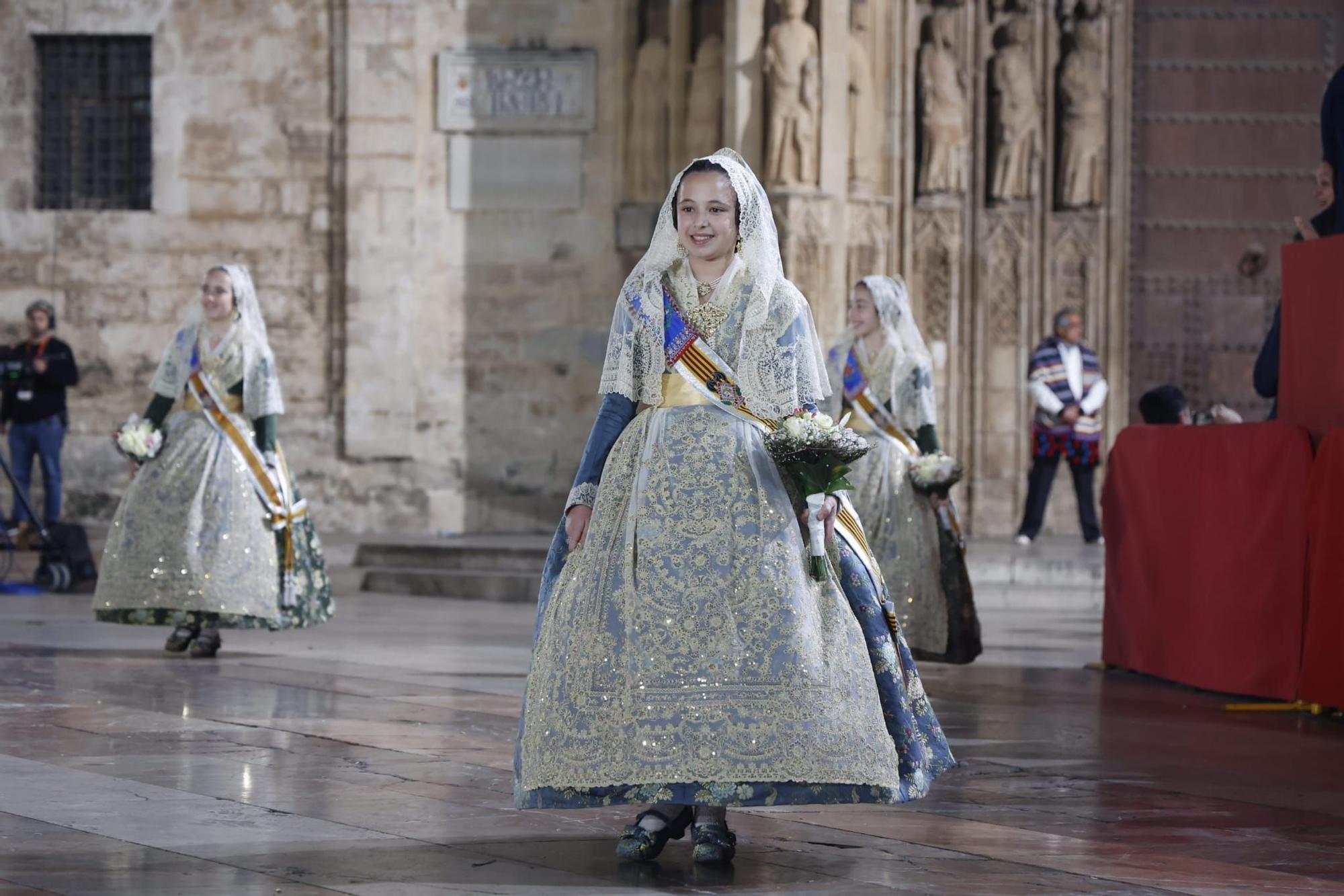 Ofrenda Fallas 2023 | Así ha sido la llegada de Paula Nieto a la plaza de la Virgen