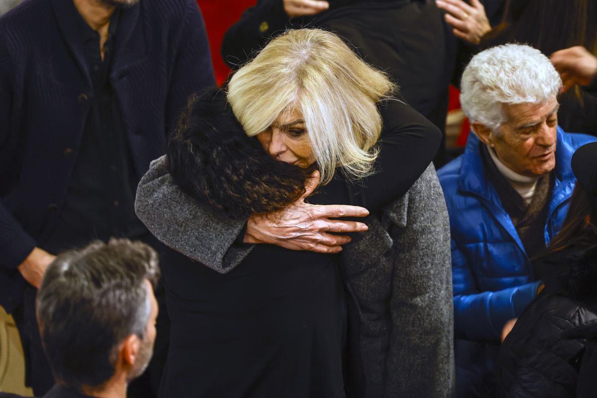 MADRID, 18/12/2024.- La actriz Bibiana Fernández (c, de frente), abraza a María Isasi, hija de la actriz Marisa Paredes, en la capilla ardiente de la artista el Teatro Español en Madrid este miércoles. Paredes falleció a los 78 años este martes, 17 de diciembre. EFE/Zipi