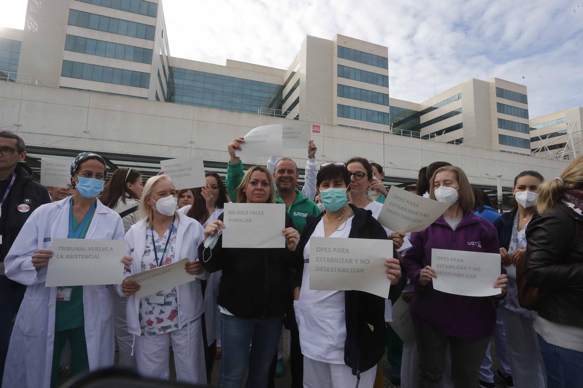 Los sanitarios se manifiestan a las puertas de La Fe por las oposiciones