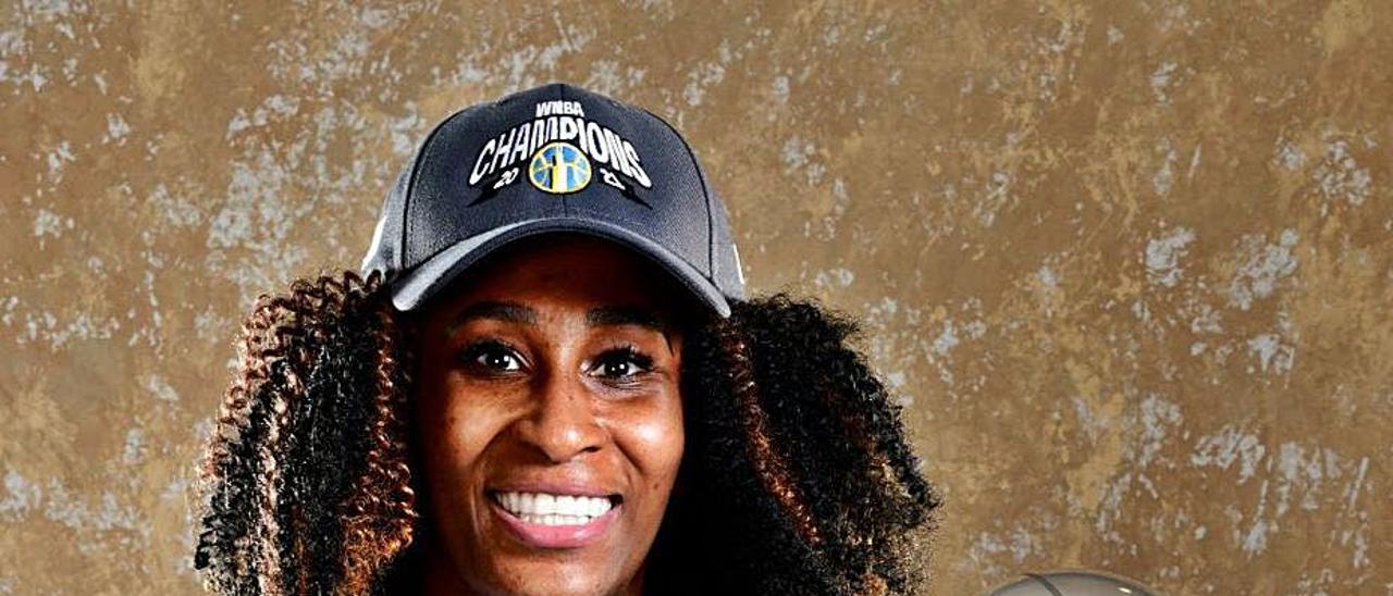 Astou Ndour posa con el trofeo de campeón de la WNBA. |