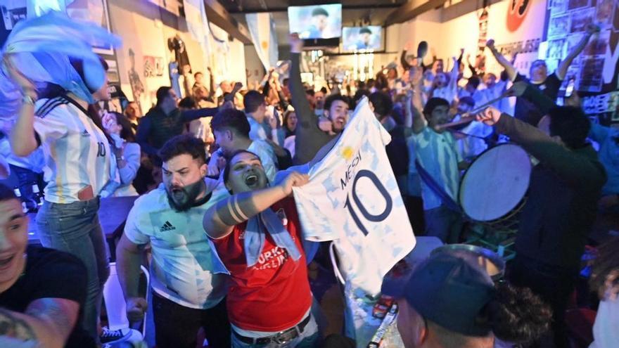 Los goles de Messi y Di María encienden las calles de Castellón tras la final del Mundial