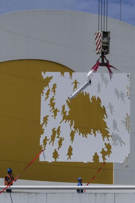 Instalación de la estatua de Genovés en el Niemeyer