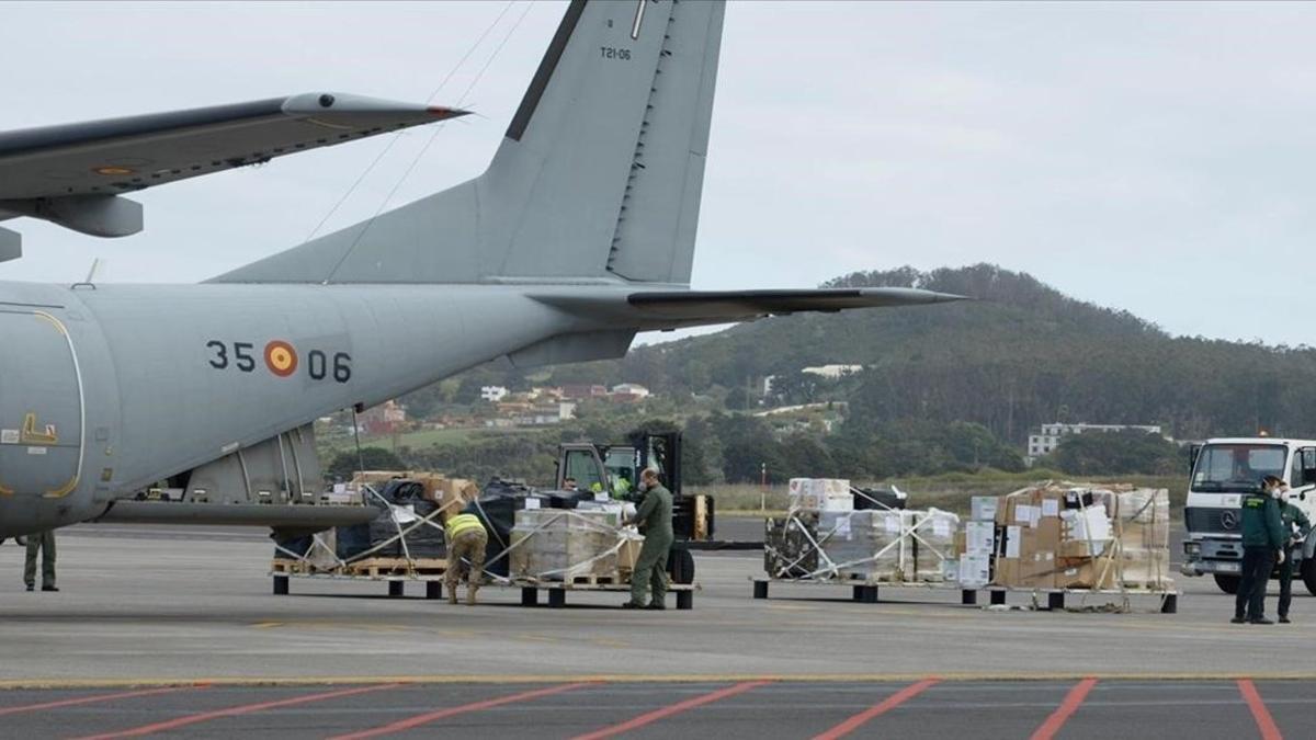Miembros del Ejército del Aire y la Guardia Civil desembarcan en el aeropuerto de Tenerife Norte con material sanitario