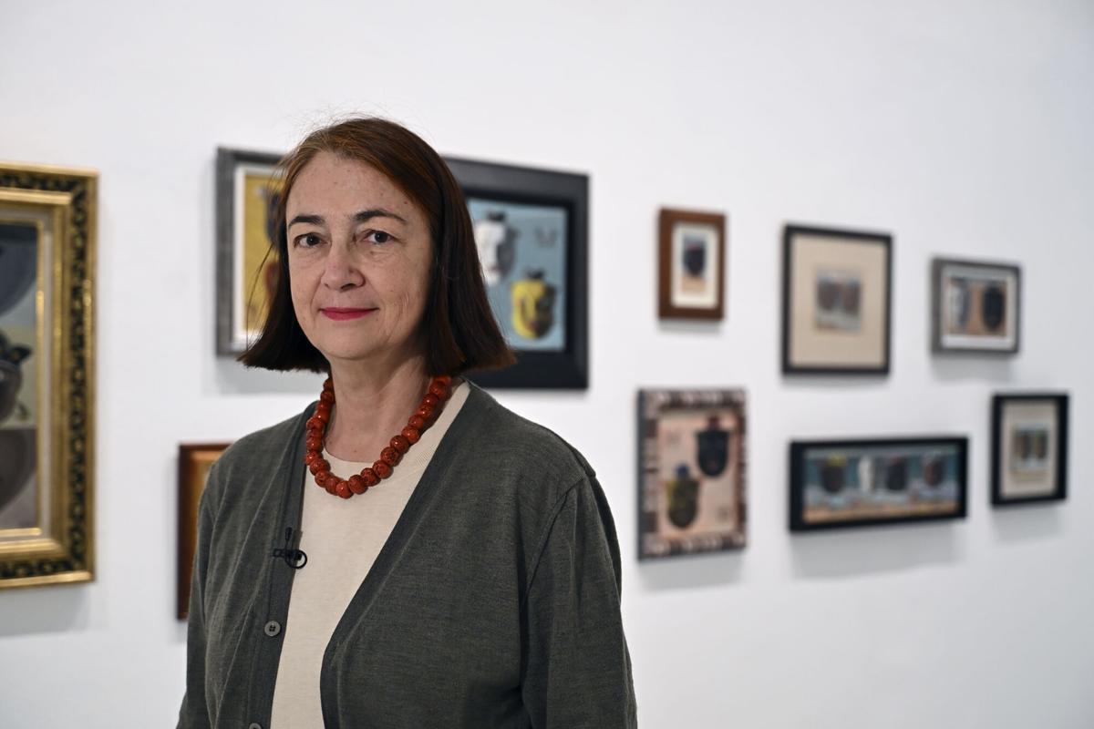 La comisaria de la exposición 'Maruja Mallo: Máscara y compás', Patricia Molins, posa durante la presentación de la exposición en el Museo Reina Sofía en Madrid. EFE/ Fernando Villar. añade vídeo