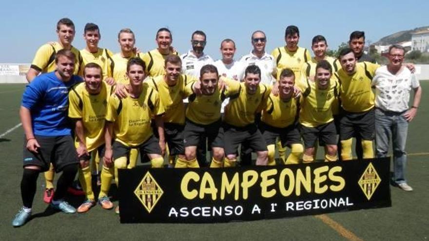 El CD Enguera celebrando el ascenso a Primera Regional, al final de la pasada temporada.