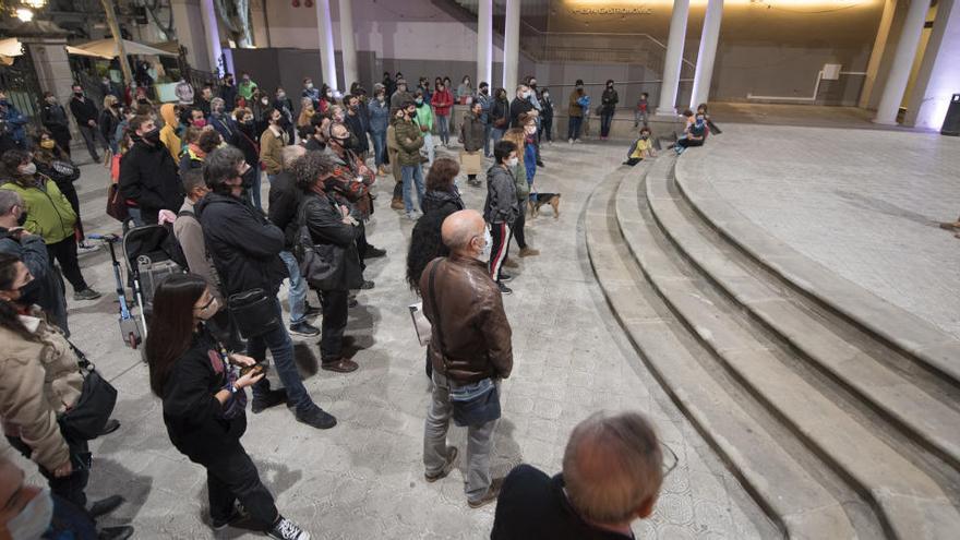 Protesta al pati del Kursaal de Manresa de membres del món de la cultura pel tancament de teatres i sales |