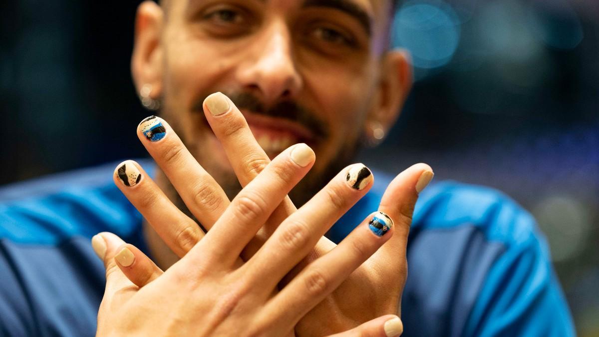 Borja Iglesias muestra sus uñas pintadas
