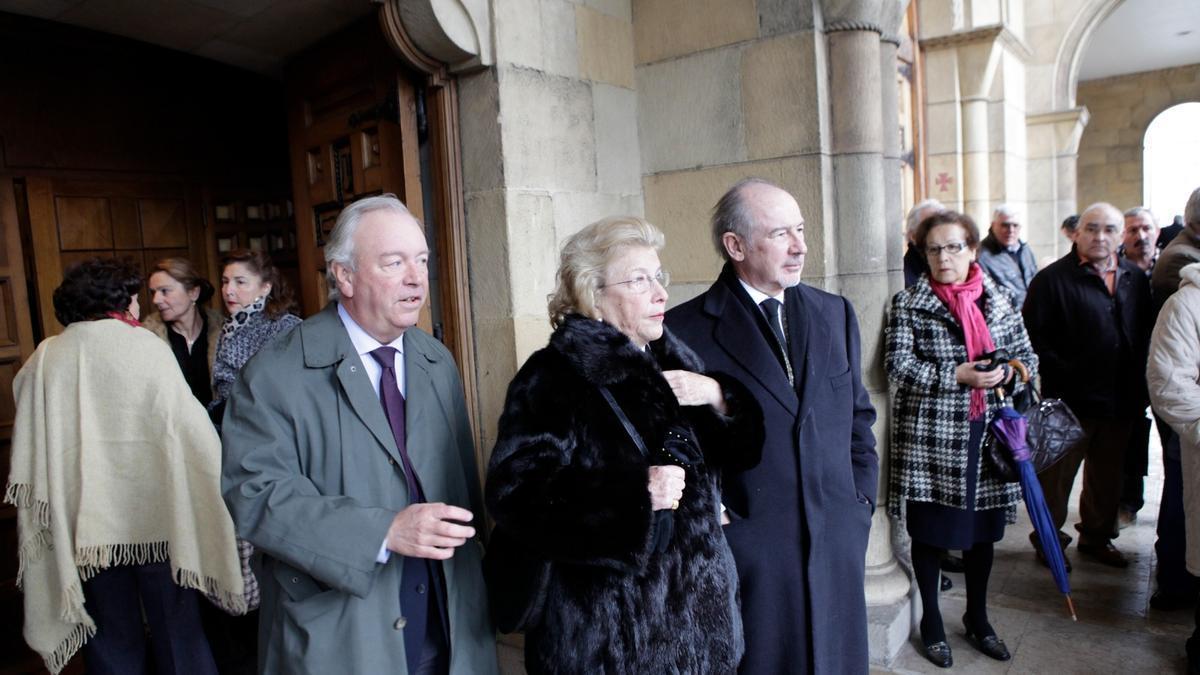 Angeles Rato Figaredo con su hermano Rodrigo Rato, a la salida del funeral en la parroquia gijonesa de San Pedro por el hermano de ambos, Ramón.