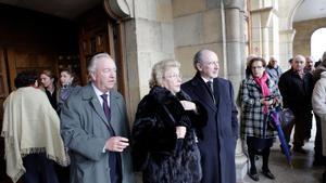 Angeles Rato Figaredo con su hermano Rodrigo Rato, a la salida del funeral en la parroquia gijonesa de San Pedro por el hermano de ambos, Ramón.