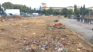 Cort elimina la hierba de un solar de Son Gibert y los vecinos piden que limpie la basura que ha aflorado