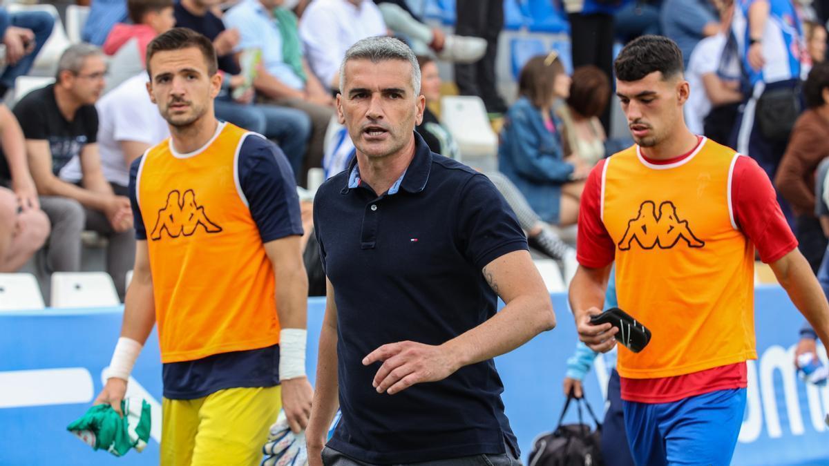 El entrenador del Alcoyano Vicente Parras abandona El Collao tras el pitido final.