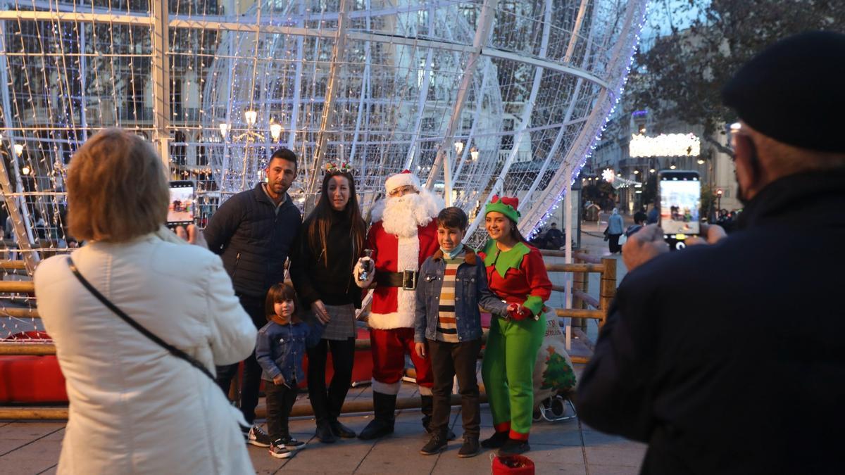 Preparando la Navidad en València: mascarillas en las calles, búsqueda de antígenos y PCR de niños