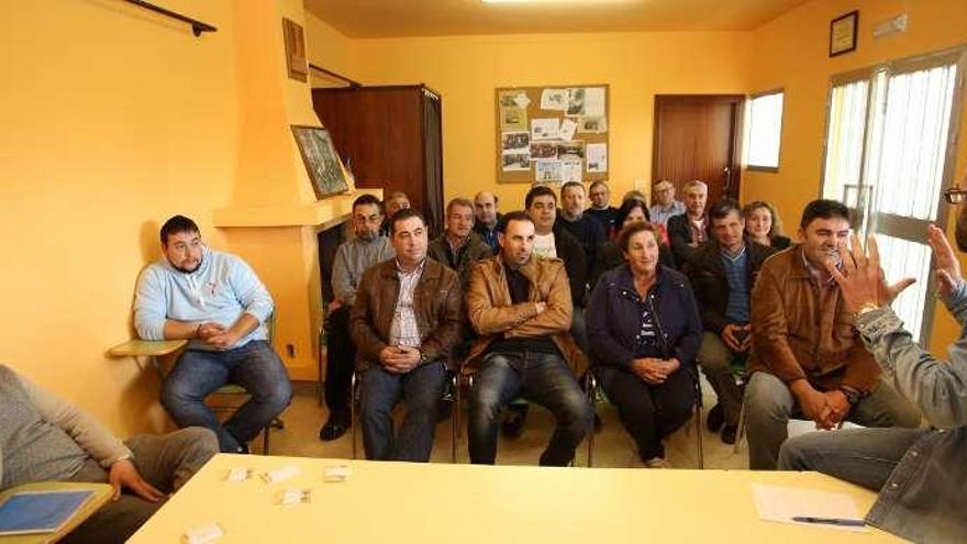 Asamblea vecinal ayer en Moneixas, presidida por Francisco Vilariño (dcha.).  // Bernabé/Gutier