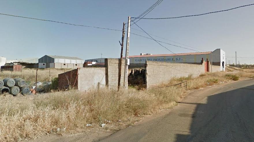 Muere un hombre en un accidente laboral al quedar atrapado bajo un tractor en Almendralejo