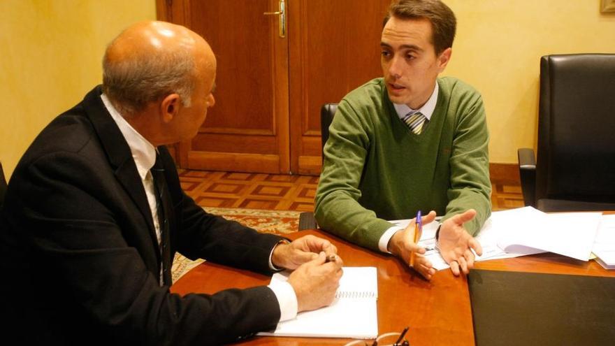 Un momento de la reunión entre el subdelegado y el alcalde de Benavente