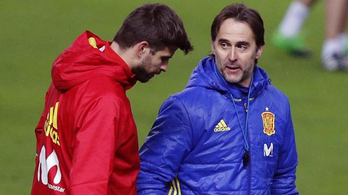 Lopetegui junto a Piqué durante un entrenamiento con la selección