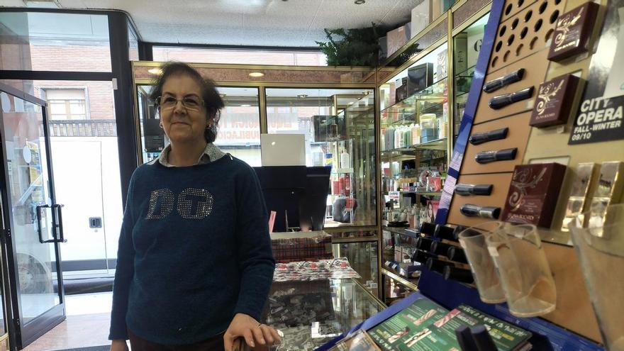 María Olimpia García, histórica comerciante de Luarca, se jubila tras cuarenta años tras el mostrador: &quot;Lo primero siempre fue la tienda&quot;