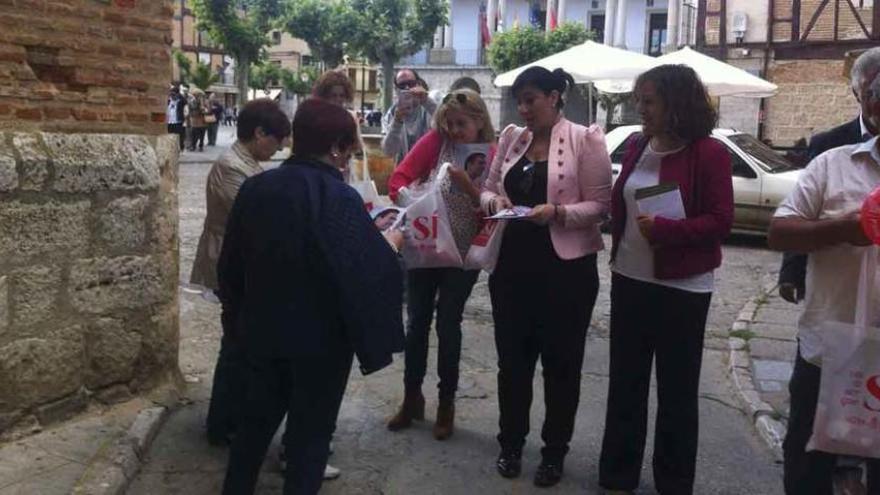 El PSOE busca el voto en la calle