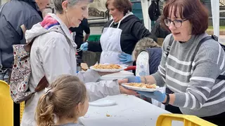 Unas apetitosas migas para disfrutar entre los vecinos del barrio en Mérida