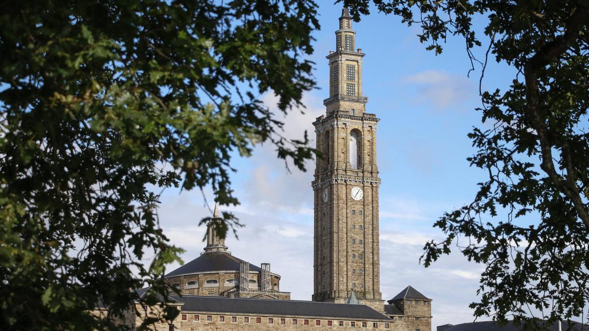 Vista de la torre y otras partes del complejo arquitectónico de la Universidad Laboral de Gijón